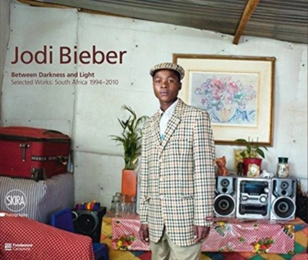 Jodi Bieber: Between Darkness and Light – Filippo Maggia – boek cover