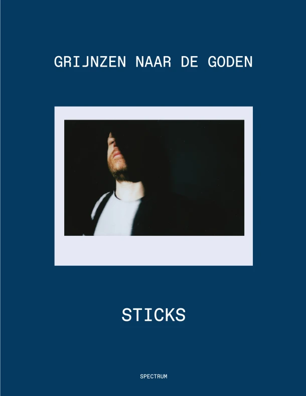 Grijnzen naar de Goden – Sticks – boek cover