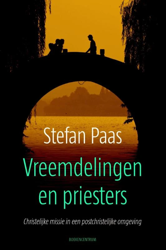 Vreemdelingen en priesters – Stefan Paas – boek cover