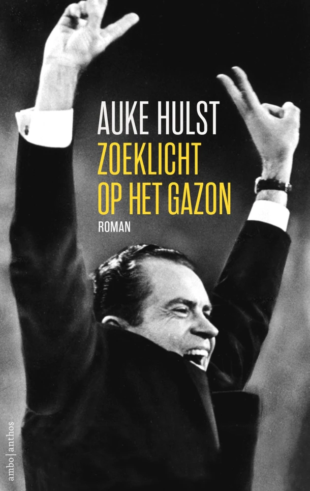 Zoeklicht op het gazon – Auke Hulst – boek cover