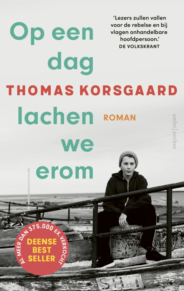 Op een dag lachen we erom – Thomas Korsgaard – boek cover