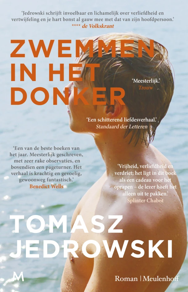 Zwemmen in het donker – Tomasz Jedrowski – boek cover