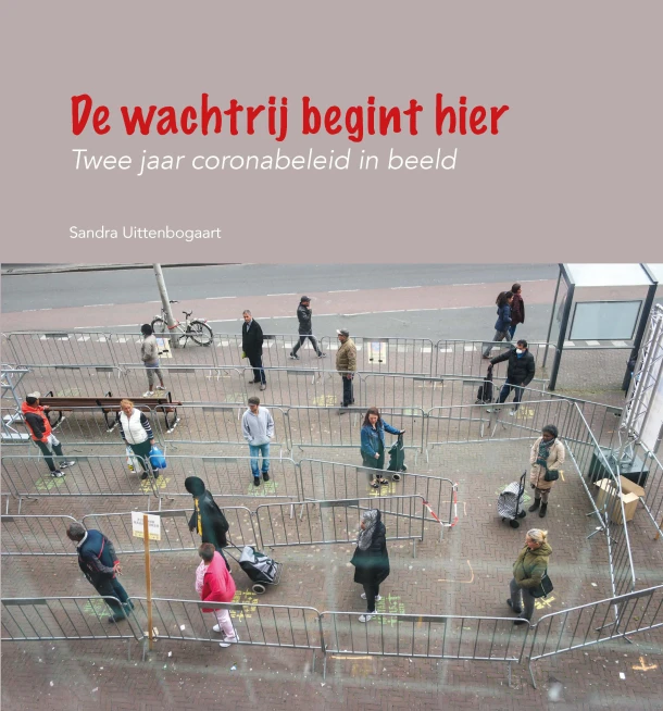 De wachtrij begint hier – Sandra Uittenbogaart – boek cover