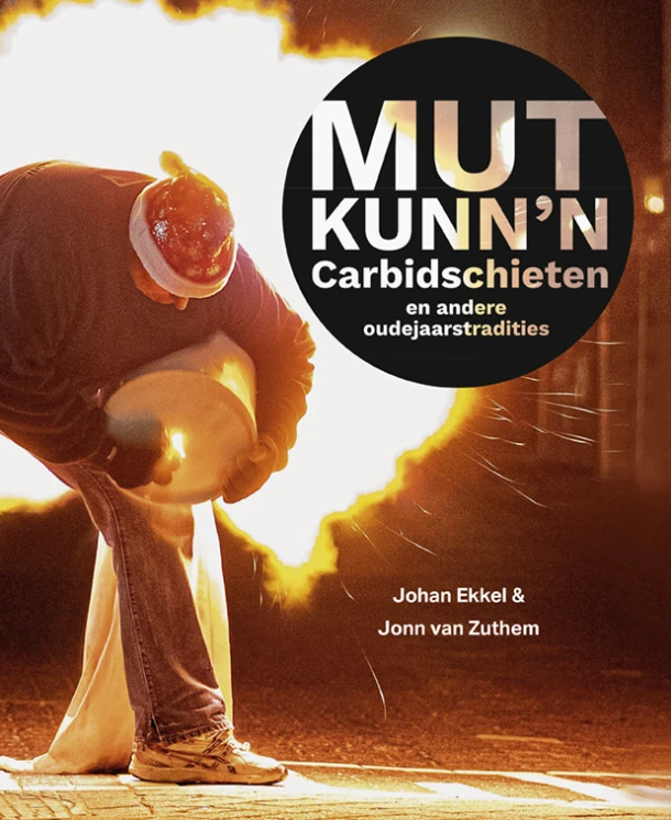 Mut kunn'n ¿ Carbidschieten en andere oudejaarstradities – John van Zuthem – boek cover